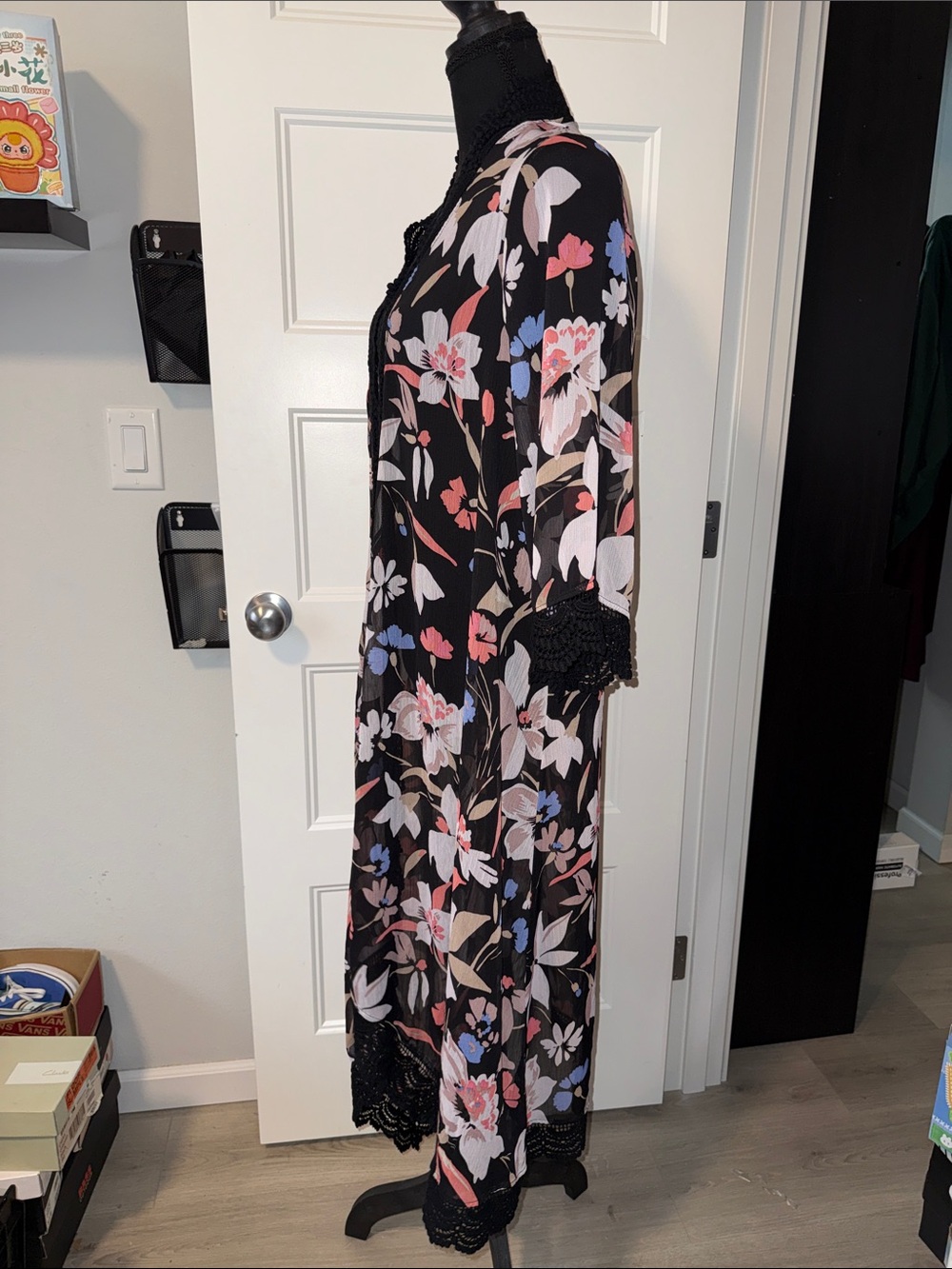 TORRID Floral Black Crochet Trim Kimono 1/2 - Picture 4 of 8